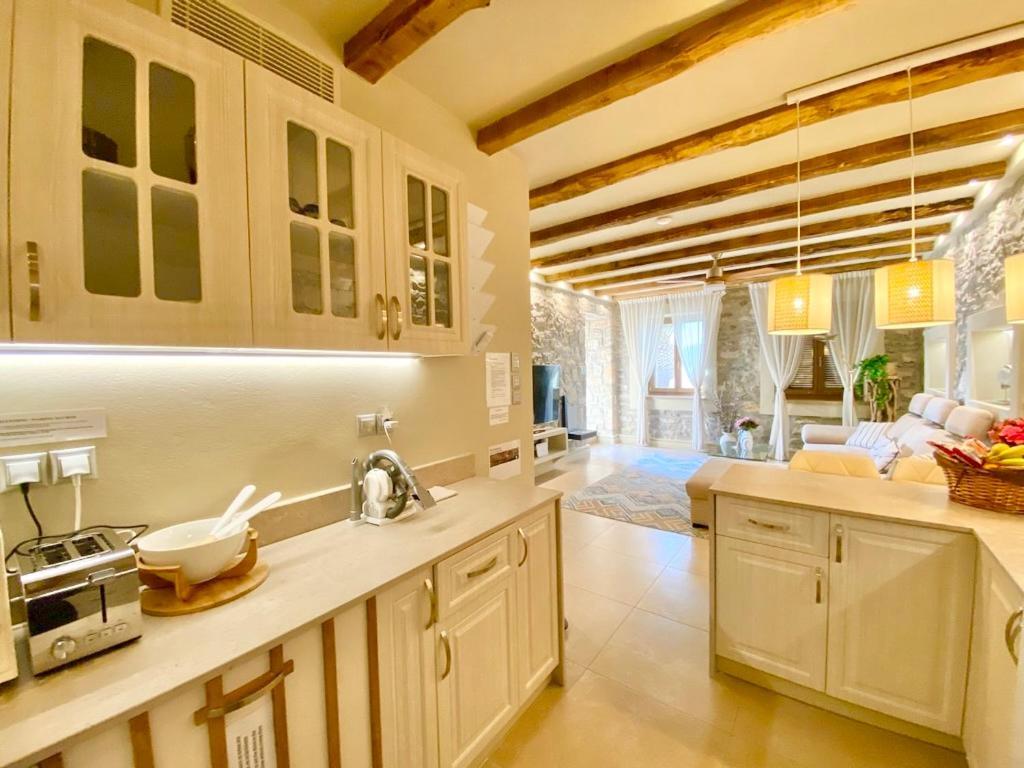 Villasonboard Rock Villa 3 Bed, 3 Bath, Jacuzzi, Seaside エルミオニ エクステリア 写真