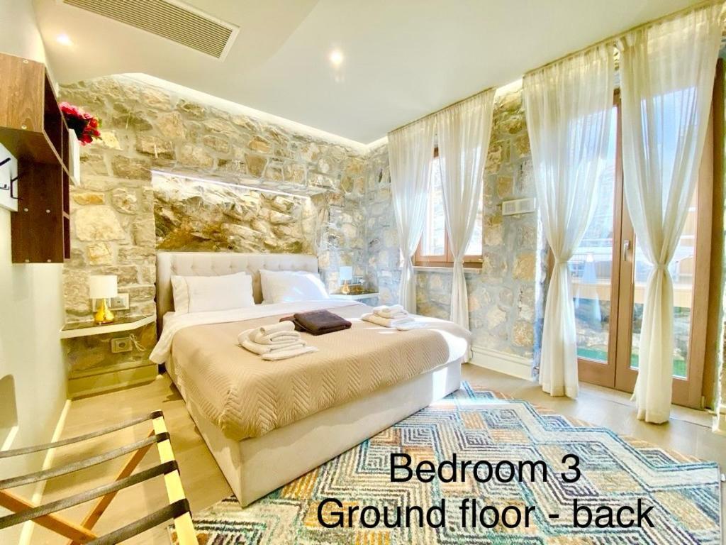 Villasonboard Rock Villa 3 Bed, 3 Bath, Jacuzzi, Seaside エルミオニ エクステリア 写真